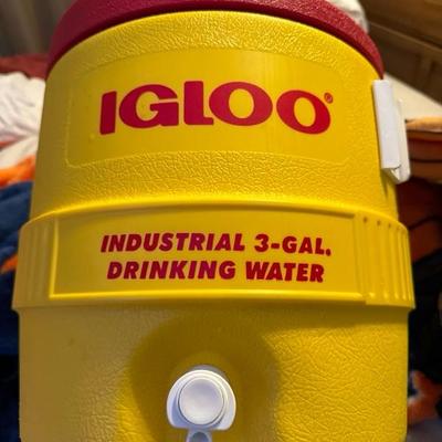 Igloo 431 3 Gallon Beverage Cooler Plastic, Yellow/Red
