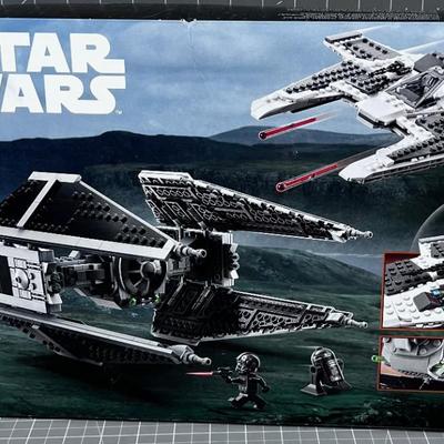 LEGO STAR WARS No. 75348 - Mandalorian Fang Fighter Vs TIE Interceptor
