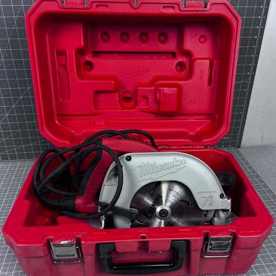 Milwaukee Heavy Duty 7-1/4" Saw With Case