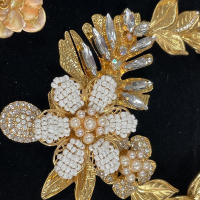 Gold tone and flower jewelry