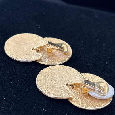 Gold tone vintage round clip on earrings