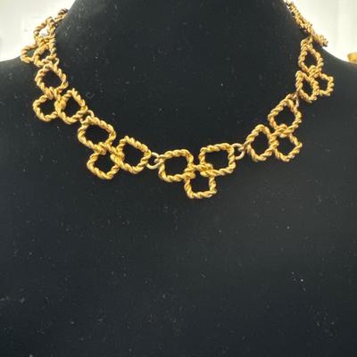 Really cool and pretty vintage. Gold toned rope twist, necklace.