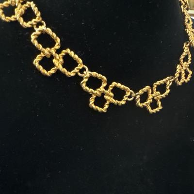 Really cool and pretty vintage. Gold toned rope twist, necklace.