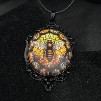 1pc Elegant Oval Glass Pendant Necklace With Animal Bee Pattern & Black Frame, Retro Romantic Jewelry Gift