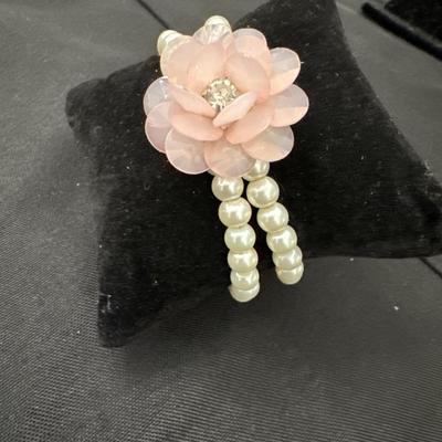 Super cute vintage pearl bracelet with light pink flower