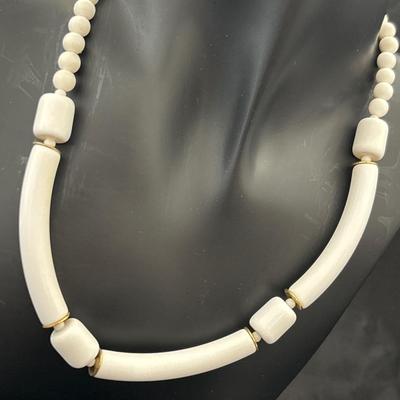Vintage White Acrylic Tube Shaped & Round Beaded Retro Choker Necklace 16”