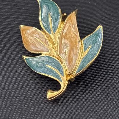 Gold tone crème and blue colored leaf pin