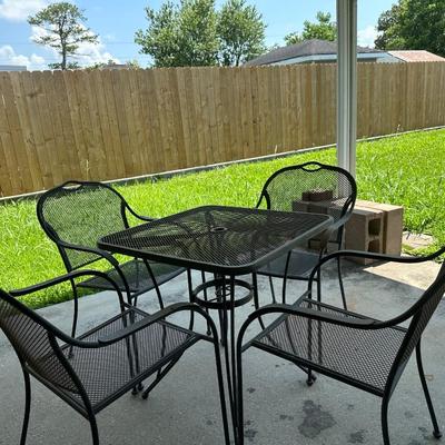 Outdoor Table and (4) Chairs