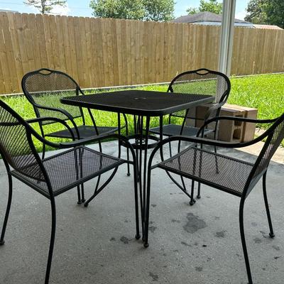 Outdoor Table and (4) Chairs