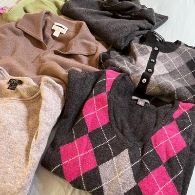 Lot of womens sweaters/ knit tops