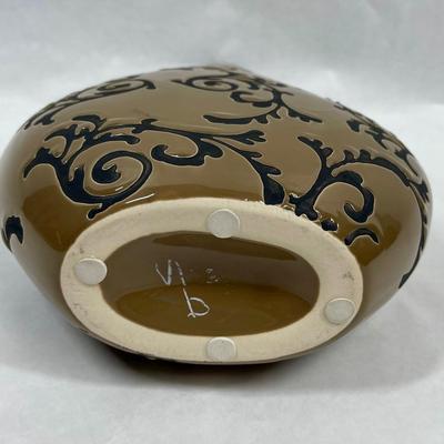 Vase brown black