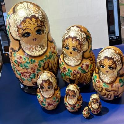 Vintage 8" Traditional 7-Piece Wooden Russian Nesting Dolls Set in VG Preowned Condition.