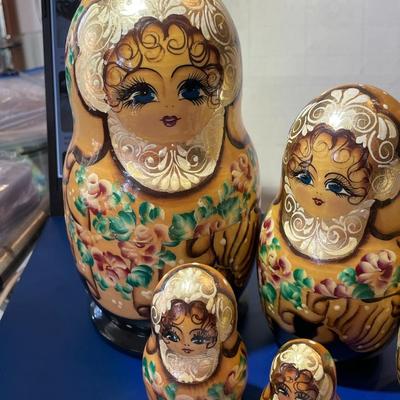 Vintage 8" Traditional 7-Piece Wooden Russian Nesting Dolls Set in VG Preowned Condition.