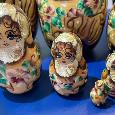 Vintage 8" Traditional 7-Piece Wooden Russian Nesting Dolls Set in VG Preowned Condition.
