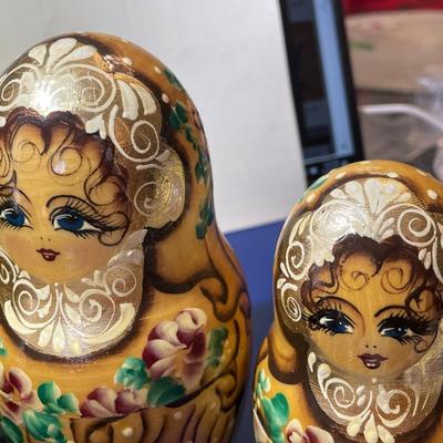 Vintage 8" Traditional 7-Piece Wooden Russian Nesting Dolls Set in VG Preowned Condition.