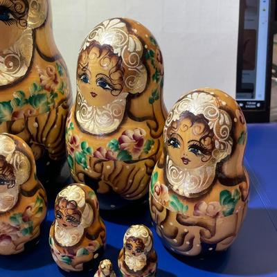 Vintage 8" Traditional 7-Piece Wooden Russian Nesting Dolls Set in VG Preowned Condition.