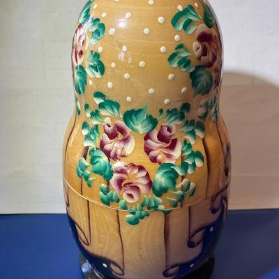 Vintage 8" Traditional 7-Piece Wooden Russian Nesting Dolls Set in VG Preowned Condition.