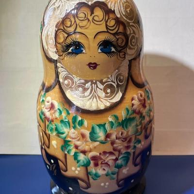 Vintage 8" Traditional 7-Piece Wooden Russian Nesting Dolls Set in VG Preowned Condition.