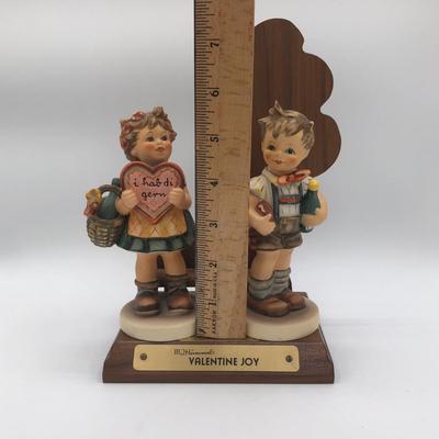 LOT 20D: Vintage 1970s Goebel Collectors Club M.I. Hummel Figurines w/ Wooden Liberty Gifts Display Stand - No 4 