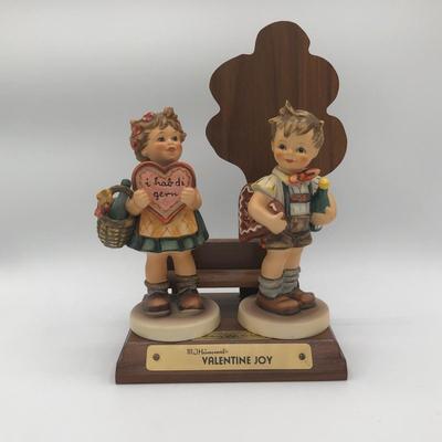 LOT 20D: Vintage 1970s Goebel Collectors Club M.I. Hummel Figurines w/ Wooden Liberty Gifts Display Stand - No 4 