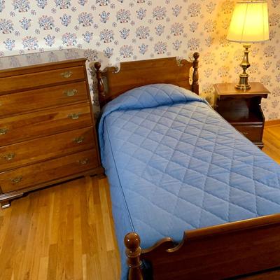 LOT 125 Z: Bedroom Set: Dresser, Twin Bed, Side Table, & Lamp