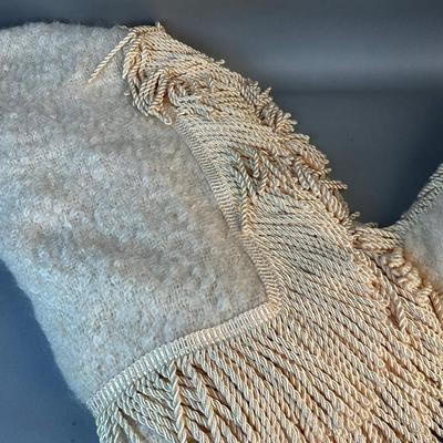 1095 Mohair Throw with Two Pillows and Fringe