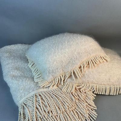 1095 Mohair Throw with Two Pillows and Fringe