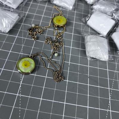 21 NEW Yellow Daisy Necklace. CUTE
