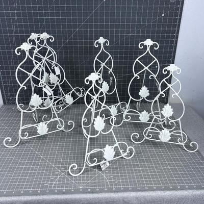 Various Sizes of Wire Easels (7) 