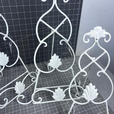 Various Sizes of Wire Easels (7) 
