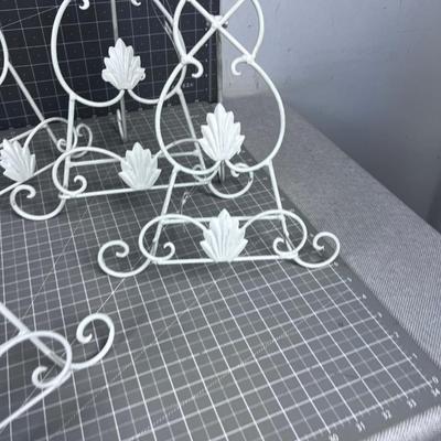 Various Sizes of Wire Easels (7) 