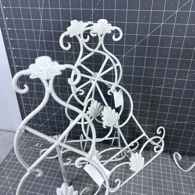 Various Sizes of Wire Easels (7) 