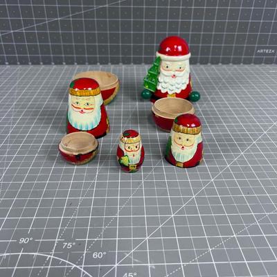 AWESOME!  Nested Santa's (4) 