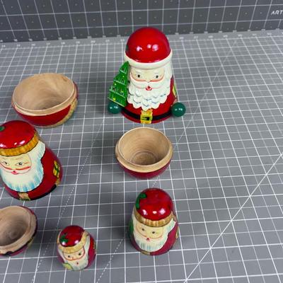 AWESOME!  Nested Santa's (4) 