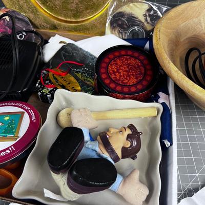 Tray of Odd Lot of Strange Cute Do Das