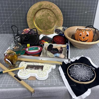 Tray of Odd Lot of Strange Cute Do Das
