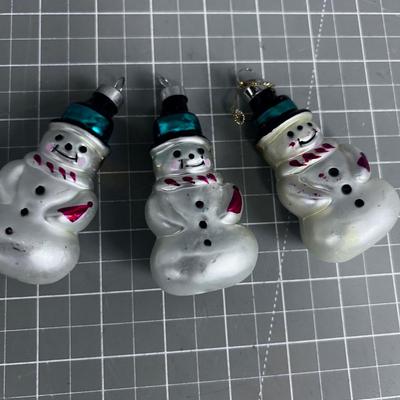 Giraffe and 3 Snowman Ornaments 