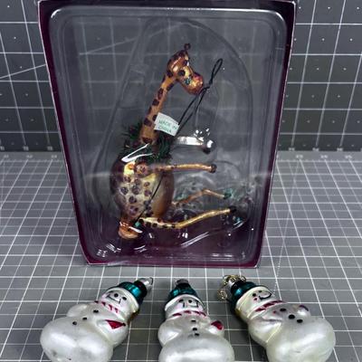 Giraffe and 3 Snowman Ornaments 