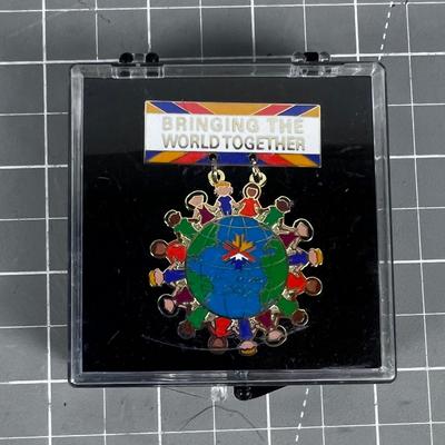 BRING THE WORLD TOGETHER Pin Collectible Olympic 2002 SL 