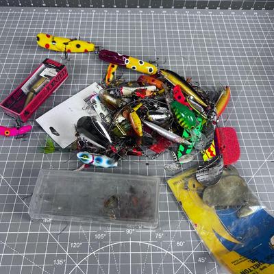 Tangled up Mess of Lures, BUT GOOD Rapala's in the bunch
