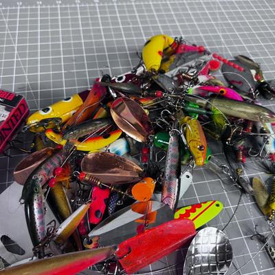 Tangled up Mess of Lures, BUT GOOD Rapala's in the bunch