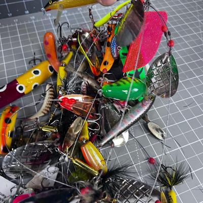 Tangled up Mess of Lures, BUT GOOD Rapala's in the bunch