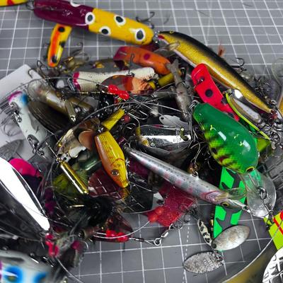 Tangled up Mess of Lures, BUT GOOD Rapala's in the bunch