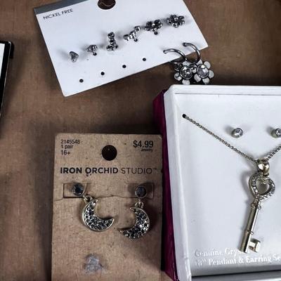 Earrings on the Card 