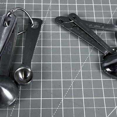 2 sets of Metal Measuring Spoons 