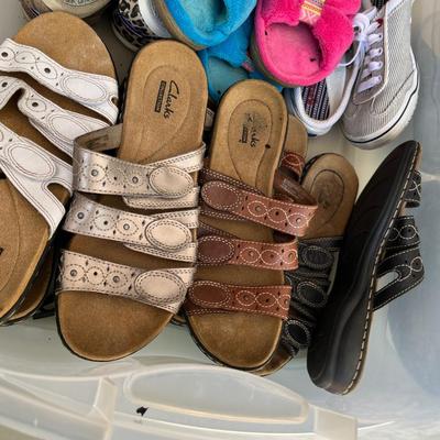 Big lot of laides shoes.