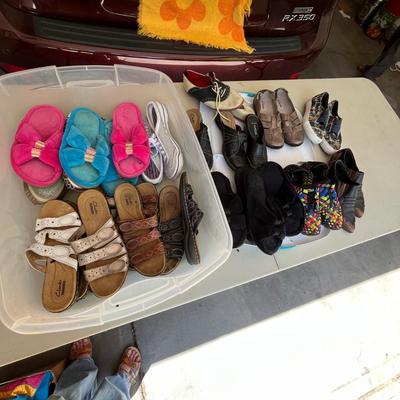 Big lot of laides shoes.