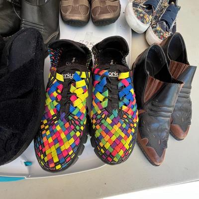 Big lot of laides shoes.