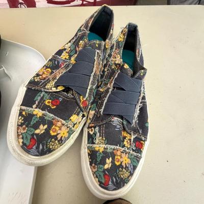 Big lot of laides shoes.