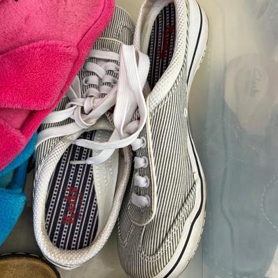Big lot of laides shoes.